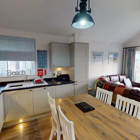 Blue Anchor Retreat, The Bay, Two Bedrooms With Ensuites, Parking For 2 Cars, 2 Dogs Welcome * Filey