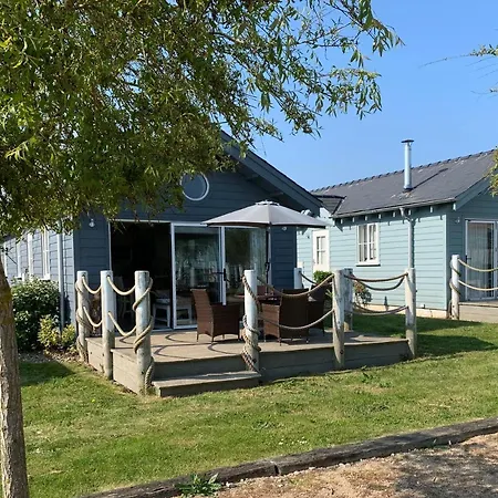 Blue Anchor Retreat, The Bay, Two Bedrooms With Ensuites, Parking For 2 Cars, 2 Dogs Welcome