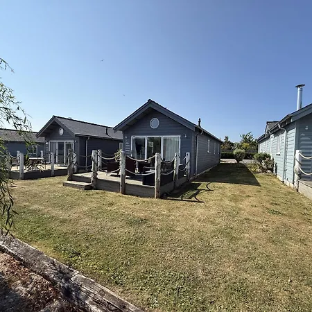 Blue Anchor Retreat, The Bay, Two Bedrooms With Ensuites, Parking For 2 Cars, 2 Dogs Welcome *